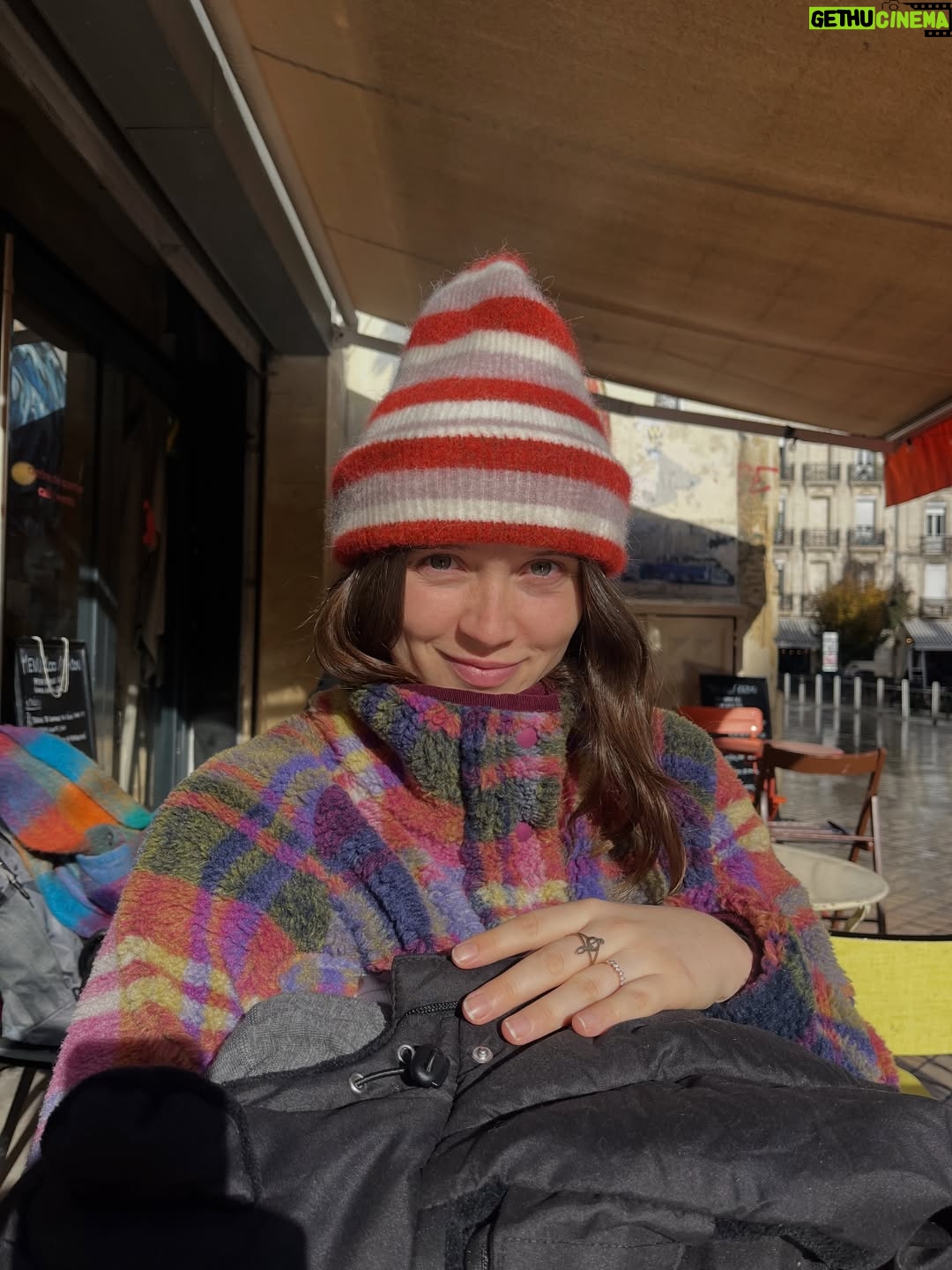 Marilyn Lima - 6.9K Likes - 👊🏻🐣 POST PARTUM message du cœur : 

Parfois, j’ai l’impression d’être trop.
Trop exigeante avec moi-même.
Trop rigoureuse.
Trop attentive.
À trop vouloir bien faire pour lui.

Oui, je suis parfois ce petit soldat qui dit comment faire,
comment il faudrait faire.
Mais est-ce si mal de se renseigner ?
De vouloir le meilleur ?
D’être présente dès le premier pleur,
d’être attentive à chaque signal,
de prendre ce rôle à bras-le-corps,
avec le cœur grand ouvert ?

Si mon “mieux” à moi, c’est de lire, de comprendre,
de m’intéresser à ce qu’on a appris, découvert, étudié
sur les besoins d’un bébé,
si c’est ma façon d’aimer, alors soit.
Je veux comprendre pour mieux répondre,
observer pour mieux accompagner.

Oui, parfois je manque de délicatesse.
Mes phrases sont brutes, mes mots ressemblent à des ordres.
Mais c’est moi qui ai porté ce corps neuf pendant neuf mois.
C’est moi qui ai traversé les bouleversements,
les hormones, la fatigue, l’allaitement,
ce lien viscéral qui ne s’explique pas.
Alors non, parfois je n’ai plus l’énergie
de choisir les formes parfaites pour les autres.
Ma patience, aujourd’hui, elle est pour lui.

Peut-être que je parais dure.
Mais je m’en fiche.
Essayez juste de me comprendre.
Et si vous cherchez un coupable,
il n’y en a pas.
Il n’y a qu’une mère
qui fait de son mieux.

Pourquoi ce besoin si fort ?
Est-ce animal ?
Est-ce parce qu’il est ma chair ?
Parce que comprendre me rassure,
me donne l’illusion douce d’un peu de contrôle ?
Parce que j’ai envie pour lui
de tout ce que je n’ai pas toujours reçu ?
Parce que j’aime m’occuper de lui, profondément ?
Sans doute un mélange de tout ça.
Et puis, est-ce qu’on sait toujours
pourquoi on agit comme on agit ?

Et au fond…
Pourquoi devrais-je me justifier ?

Je n’ai pas envie de l’avis des autres.
J’ai toujours avancé seule.
Parfois ça a été dur,
parfois j’aurais aimé être guidée.
Mais aujourd’hui je sais :
c’est ma force.

Et désormais,
les regards, les jugements,
les opinions sur ma manière d’aimer,
je n’en veux pas.
Je fais comme je sais faire.
Je fais comme je peux.
Je fais avec tout ce que je suis.
Et pour lui,
c’est déjà immense.