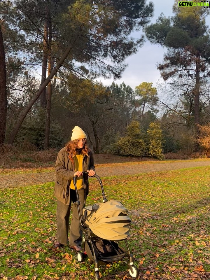 Marilyn Lima - 6.9K Likes - 👊🏻🐣 POST PARTUM message du cœur : 

Parfois, j’ai l’impression d’être trop.
Trop exigeante avec moi-même.
Trop rigoureuse.
Trop attentive.
À trop vouloir bien faire pour lui.

Oui, je suis parfois ce petit soldat qui dit comment faire,
comment il faudrait faire.
Mais est-ce si mal de se renseigner ?
De vouloir le meilleur ?
D’être présente dès le premier pleur,
d’être attentive à chaque signal,
de prendre ce rôle à bras-le-corps,
avec le cœur grand ouvert ?

Si mon “mieux” à moi, c’est de lire, de comprendre,
de m’intéresser à ce qu’on a appris, découvert, étudié
sur les besoins d’un bébé,
si c’est ma façon d’aimer, alors soit.
Je veux comprendre pour mieux répondre,
observer pour mieux accompagner.

Oui, parfois je manque de délicatesse.
Mes phrases sont brutes, mes mots ressemblent à des ordres.
Mais c’est moi qui ai porté ce corps neuf pendant neuf mois.
C’est moi qui ai traversé les bouleversements,
les hormones, la fatigue, l’allaitement,
ce lien viscéral qui ne s’explique pas.
Alors non, parfois je n’ai plus l’énergie
de choisir les formes parfaites pour les autres.
Ma patience, aujourd’hui, elle est pour lui.

Peut-être que je parais dure.
Mais je m’en fiche.
Essayez juste de me comprendre.
Et si vous cherchez un coupable,
il n’y en a pas.
Il n’y a qu’une mère
qui fait de son mieux.

Pourquoi ce besoin si fort ?
Est-ce animal ?
Est-ce parce qu’il est ma chair ?
Parce que comprendre me rassure,
me donne l’illusion douce d’un peu de contrôle ?
Parce que j’ai envie pour lui
de tout ce que je n’ai pas toujours reçu ?
Parce que j’aime m’occuper de lui, profondément ?
Sans doute un mélange de tout ça.
Et puis, est-ce qu’on sait toujours
pourquoi on agit comme on agit ?

Et au fond…
Pourquoi devrais-je me justifier ?

Je n’ai pas envie de l’avis des autres.
J’ai toujours avancé seule.
Parfois ça a été dur,
parfois j’aurais aimé être guidée.
Mais aujourd’hui je sais :
c’est ma force.

Et désormais,
les regards, les jugements,
les opinions sur ma manière d’aimer,
je n’en veux pas.
Je fais comme je sais faire.
Je fais comme je peux.
Je fais avec tout ce que je suis.
Et pour lui,
c’est déjà immense.