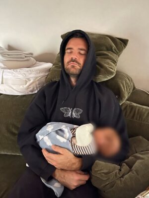 Marilyn Lima Instagram - Il y a des hommes qui deviennent papas.
Et puis il y a ceux qui semblent être nés pour ça.
Comme si son cœur connaissait depuis toujours ce rôle sacré.

Ma grossesse a été une traversée de douceur, un monde suspendu où je me suis sentie portée, protégée, accompagnée dans chaque souffle.
Et aujourd’hui, mon post-partum a la délicatesse d’un matin calme : lumineux, tendre, enveloppé de sa bienveillance.

Parfois, je pense à ces temps anciens où les papas restaient à distance, à toutes ces femmes qui auraient rêvé d’une main posée dans la leur, d’une épaule pour partager la charge, d’un regard pour dire “je suis là”.
Je pense à celles d’hier, et à celles d’aujourd’hui encore, qui affrontent ce voyage seules.

Gloire aux femmes, qui portent, qui traversent, qui enfantent et qui élèvent.
Mais que s’élèvent aussi les applaudissements pour ces hommes de la nouvelle génération,
ceux qui soignent,
ceux qui veillent,
ceux qui deviennent des havres.

Et toi, mon pacsi…
Merci d’être ce refuge.
Merci d’être ce père.
Merci d’être cet homme qui fait de notre histoire une lumière.