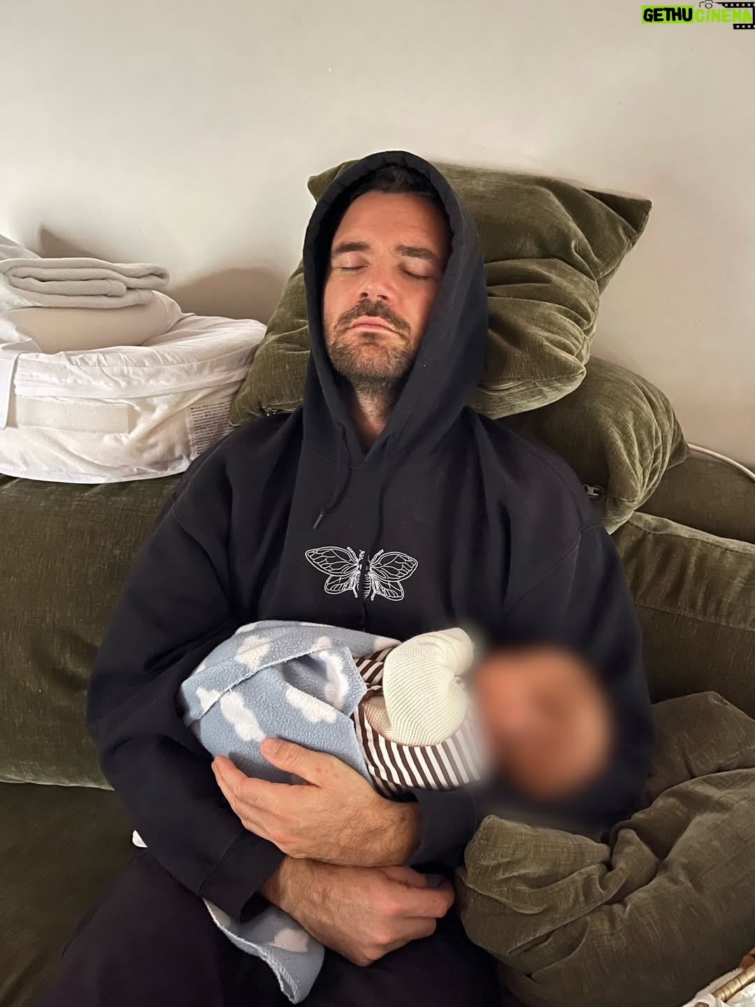 Marilyn Lima - 4.9K Likes - Il y a des hommes qui deviennent papas.
Et puis il y a ceux qui semblent être nés pour ça.
Comme si son cœur connaissait depuis toujours ce rôle sacré.

Ma grossesse a été une traversée de douceur, un monde suspendu où je me suis sentie portée, protégée, accompagnée dans chaque souffle.
Et aujourd’hui, mon post-partum a la délicatesse d’un matin calme : lumineux, tendre, enveloppé de sa bienveillance.

Parfois, je pense à ces temps anciens où les papas restaient à distance, à toutes ces femmes qui auraient rêvé d’une main posée dans la leur, d’une épaule pour partager la charge, d’un regard pour dire “je suis là”.
Je pense à celles d’hier, et à celles d’aujourd’hui encore, qui affrontent ce voyage seules.

Gloire aux femmes, qui portent, qui traversent, qui enfantent et qui élèvent.
Mais que s’élèvent aussi les applaudissements pour ces hommes de la nouvelle génération,
ceux qui soignent,
ceux qui veillent,
ceux qui deviennent des havres.

Et toi, mon pacsi…
Merci d’être ce refuge.
Merci d’être ce père.
Merci d’être cet homme qui fait de notre histoire une lumière.