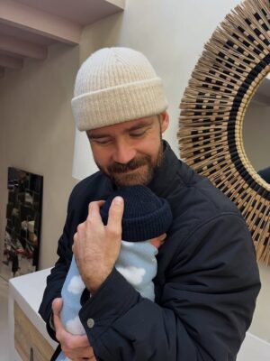 Marilyn Lima Instagram - Il y a des hommes qui deviennent papas.
Et puis il y a ceux qui semblent être nés pour ça.
Comme si son cœur connaissait depuis toujours ce rôle sacré.

Ma grossesse a été une traversée de douceur, un monde suspendu où je me suis sentie portée, protégée, accompagnée dans chaque souffle.
Et aujourd’hui, mon post-partum a la délicatesse d’un matin calme : lumineux, tendre, enveloppé de sa bienveillance.

Parfois, je pense à ces temps anciens où les papas restaient à distance, à toutes ces femmes qui auraient rêvé d’une main posée dans la leur, d’une épaule pour partager la charge, d’un regard pour dire “je suis là”.
Je pense à celles d’hier, et à celles d’aujourd’hui encore, qui affrontent ce voyage seules.

Gloire aux femmes, qui portent, qui traversent, qui enfantent et qui élèvent.
Mais que s’élèvent aussi les applaudissements pour ces hommes de la nouvelle génération,
ceux qui soignent,
ceux qui veillent,
ceux qui deviennent des havres.

Et toi, mon pacsi…
Merci d’être ce refuge.
Merci d’être ce père.
Merci d’être cet homme qui fait de notre histoire une lumière.