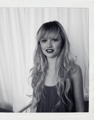 Marilyn Lima Instagram - Il y a, dans chaque image de ma vie, un morceau de scène.
Une lumière différente, un décor qui change, des partenaires qui entrent et sortent.
Et moi, au milieu, qui cherche le sens du texte — celui qu’on n’apprend nulle part.

Me voilà petite fille, proche de ma sœur.
À cet âge-là, je ne savais pas encore que le monde écrivait déjà mes premières répliques.
Je jouais sans savoir jouer, je riais sans savoir qu’un jour ce rire serait mon refuge.

Puis il y a eu l’adolescence..
Cette période où la vie improvise un peu trop, où les scènes deviennent sombres,
où l’on a mal sans comprendre pourquoi.
J’aimerais dire à la jeune fille que j’étais :
Tu vois, tu avais raison de continuer.
La douleur n’était pas la fin, juste un changement d’acte.

Ensuite, il y a eu les rôles.
Ceux qu’on choisit, ceux qu’on nous confie,
ceux qui nous transforment malgré nous.
Chaque personnage m’a appris quelque chose,
comme si la vie me répétait :
« Tu n’es pas qu’un rôle, tu es tout un film. »

Et puis les rencontres.
Celles qui marquent comme une réplique qu’on n’oubliera jamais,
celles qui nous réparent, celles qui nous poussent à jouer plus vrai,
celles qui nous rappellent qu’on n’est jamais seule sur scène.

Un jour, j’ai commencé à me demander :
C’est quand, le bon moment pour devenir maman ?
Est-ce qu’une femme doit vraiment choisir entre sa carrière et son cœur ?
Entre le plateau et le berceau ?
Entre les projecteurs et la douceur ?

Et finalement, la réponse est venue comme un souffle :
On ne choisit pas le moment parfait.
On choisit l’amour.
Et cet amour m’a offert le plus beau rôle de ma vie.
Un rôle qui ne s’apprend pas,
qui se vit, qui se ressent,
qui me rend plus vraie que n’importe quel personnage.

Aujourd’hui, dans toutes ces photos, je me vois.
La petite fille, l’adolescente blessée, la jeune femme qui rêve,
la comédienne qui travaille, la maman qui veille.
Toutes ces versions de moi existent encore, côte à côte,
comme les scènes d’un même film, comme les actes d’une même histoire.

Et je les aime.
Je les aime toutes.
Parce que c’est ensemble qu’elles font celle que je deviens —
jour après jour, rôle après rôle,
plus forte, plus sincère,
plus moi.