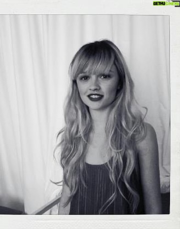 Marilyn Lima - 5.2K Likes - Il y a, dans chaque image de ma vie, un morceau de scène.
Une lumière différente, un décor qui change, des partenaires qui entrent et sortent.
Et moi, au milieu, qui cherche le sens du texte — celui qu’on n’apprend nulle part.

Me voilà petite fille, proche de ma sœur.
À cet âge-là, je ne savais pas encore que le monde écrivait déjà mes premières répliques.
Je jouais sans savoir jouer, je riais sans savoir qu’un jour ce rire serait mon refuge.

Puis il y a eu l’adolescence..
Cette période où la vie improvise un peu trop, où les scènes deviennent sombres,
où l’on a mal sans comprendre pourquoi.
J’aimerais dire à la jeune fille que j’étais :
Tu vois, tu avais raison de continuer.
La douleur n’était pas la fin, juste un changement d’acte.

Ensuite, il y a eu les rôles.
Ceux qu’on choisit, ceux qu’on nous confie,
ceux qui nous transforment malgré nous.
Chaque personnage m’a appris quelque chose,
comme si la vie me répétait :
« Tu n’es pas qu’un rôle, tu es tout un film. »

Et puis les rencontres.
Celles qui marquent comme une réplique qu’on n’oubliera jamais,
celles qui nous réparent, celles qui nous poussent à jouer plus vrai,
celles qui nous rappellent qu’on n’est jamais seule sur scène.

Un jour, j’ai commencé à me demander :
C’est quand, le bon moment pour devenir maman ?
Est-ce qu’une femme doit vraiment choisir entre sa carrière et son cœur ?
Entre le plateau et le berceau ?
Entre les projecteurs et la douceur ?

Et finalement, la réponse est venue comme un souffle :
On ne choisit pas le moment parfait.
On choisit l’amour.
Et cet amour m’a offert le plus beau rôle de ma vie.
Un rôle qui ne s’apprend pas,
qui se vit, qui se ressent,
qui me rend plus vraie que n’importe quel personnage.

Aujourd’hui, dans toutes ces photos, je me vois.
La petite fille, l’adolescente blessée, la jeune femme qui rêve,
la comédienne qui travaille, la maman qui veille.
Toutes ces versions de moi existent encore, côte à côte,
comme les scènes d’un même film, comme les actes d’une même histoire.

Et je les aime.
Je les aime toutes.
Parce que c’est ensemble qu’elles font celle que je deviens —
jour après jour, rôle après rôle,
plus forte, plus sincère,
plus moi.