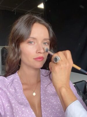 Marilyn Lima Instagram - Il y a, dans chaque image de ma vie, un morceau de scène.
Une lumière différente, un décor qui change, des partenaires qui entrent et sortent.
Et moi, au milieu, qui cherche le sens du texte — celui qu’on n’apprend nulle part.
Me voilà petite fille, proche de ma sœur.
À cet âge-là, je ne savais pas encore que le monde écrivait déjà mes premières répliques.
Je jouais sans savoir jouer, je riais sans savoir qu’un jour ce rire serait mon refuge.
Puis il y a eu l’adolescence..
Cette période où la vie improvise un peu trop, où les scènes deviennent sombres,
où l’on a mal sans comprendre pourquoi.
J’aimerais dire à la jeune fille que j’étais :
Tu vois, tu avais raison de continuer.
La douleur n’était pas la fin, juste un changement d’acte.
Ensuite, il y a eu les rôles.
Ceux qu’on choisit, ceux qu’on nous confie,
ceux qui nous transforment malgré nous.
Chaque personnage m’a appris quelque chose,
comme si la vie me répétait :
« Tu n’es pas qu’un rôle, tu es tout un film. »
Et puis les rencontres.
Celles qui marquent comme une réplique qu’on n’oubliera jamais,
celles qui nous réparent, celles qui nous poussent à jouer plus vrai,
celles qui nous rappellent qu’on n’est jamais seule sur scène.
Un jour, j’ai commencé à me demander :
C’est quand, le bon moment pour devenir maman ?
Est-ce qu’une femme doit vraiment choisir entre sa carrière et son cœur ?
Entre le plateau et le berceau ?
Entre les projecteurs et la douceur ?
Et finalement, la réponse est venue comme un souffle :
On ne choisit pas le moment parfait.
On choisit l’amour.
Et cet amour m’a offert le plus beau rôle de ma vie.
Un rôle qui ne s’apprend pas,
qui se vit, qui se ressent,
qui me rend plus vraie que n’importe quel personnage.
Aujourd’hui, dans toutes ces photos, je me vois.
La petite fille, l’adolescente blessée, la jeune femme qui rêve,
la comédienne qui travaille, la maman qui veille.
Toutes ces versions de moi existent encore, côte à côte,
comme les scènes d’un même film, comme les actes d’une même histoire.
Et je les aime.
Je les aime toutes.
Parce que c’est ensemble qu’elles font celle que je deviens —
jour après jour, rôle après rôle,
plus forte, plus sincère,
plus moi.