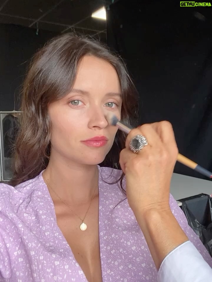Marilyn Lima - 5.2K Likes - Il y a, dans chaque image de ma vie, un morceau de scène.
Une lumière différente, un décor qui change, des partenaires qui entrent et sortent.
Et moi, au milieu, qui cherche le sens du texte — celui qu’on n’apprend nulle part.

Me voilà petite fille, proche de ma sœur.
À cet âge-là, je ne savais pas encore que le monde écrivait déjà mes premières répliques.
Je jouais sans savoir jouer, je riais sans savoir qu’un jour ce rire serait mon refuge.

Puis il y a eu l’adolescence..
Cette période où la vie improvise un peu trop, où les scènes deviennent sombres,
où l’on a mal sans comprendre pourquoi.
J’aimerais dire à la jeune fille que j’étais :
Tu vois, tu avais raison de continuer.
La douleur n’était pas la fin, juste un changement d’acte.

Ensuite, il y a eu les rôles.
Ceux qu’on choisit, ceux qu’on nous confie,
ceux qui nous transforment malgré nous.
Chaque personnage m’a appris quelque chose,
comme si la vie me répétait :
« Tu n’es pas qu’un rôle, tu es tout un film. »

Et puis les rencontres.
Celles qui marquent comme une réplique qu’on n’oubliera jamais,
celles qui nous réparent, celles qui nous poussent à jouer plus vrai,
celles qui nous rappellent qu’on n’est jamais seule sur scène.

Un jour, j’ai commencé à me demander :
C’est quand, le bon moment pour devenir maman ?
Est-ce qu’une femme doit vraiment choisir entre sa carrière et son cœur ?
Entre le plateau et le berceau ?
Entre les projecteurs et la douceur ?

Et finalement, la réponse est venue comme un souffle :
On ne choisit pas le moment parfait.
On choisit l’amour.
Et cet amour m’a offert le plus beau rôle de ma vie.
Un rôle qui ne s’apprend pas,
qui se vit, qui se ressent,
qui me rend plus vraie que n’importe quel personnage.

Aujourd’hui, dans toutes ces photos, je me vois.
La petite fille, l’adolescente blessée, la jeune femme qui rêve,
la comédienne qui travaille, la maman qui veille.
Toutes ces versions de moi existent encore, côte à côte,
comme les scènes d’un même film, comme les actes d’une même histoire.

Et je les aime.
Je les aime toutes.
Parce que c’est ensemble qu’elles font celle que je deviens —
jour après jour, rôle après rôle,
plus forte, plus sincère,
plus moi.