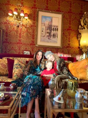 Marisa Berenson Instagram - Gratitude for my precious family and all the love and blessings in my life!🙏⭐️💫🌠❤️❤️❤️❤️

#HappyThanksgiving #MarisaBerenson #Starlite #Luna #Grateful