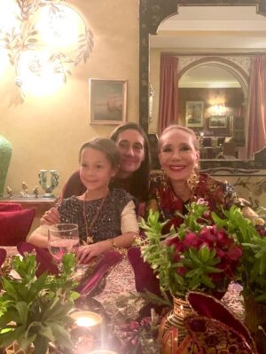 Marisa Berenson Instagram - Gratitude for my precious family and all the love and blessings in my life!🙏⭐️💫🌠❤️❤️❤️❤️

#HappyThanksgiving #MarisaBerenson #Starlite #Luna #Grateful
