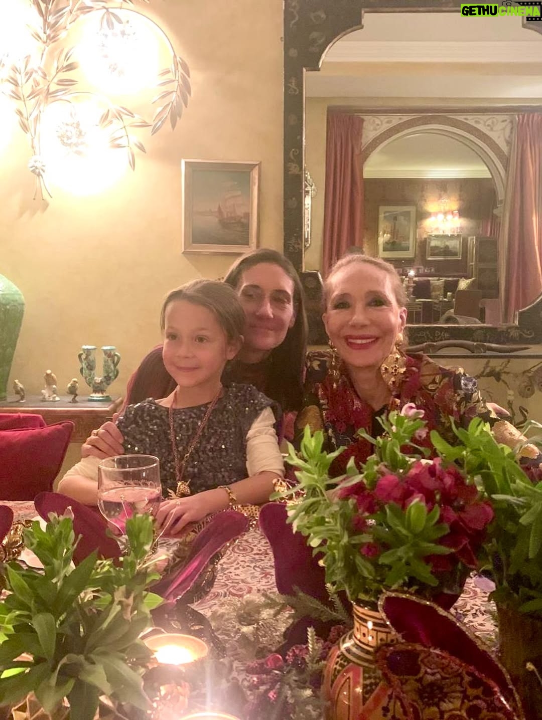 Marisa Berenson - 2.1K Likes - Gratitude for my precious family and all the love and blessings in my life!🙏⭐️💫🌠❤️❤️❤️❤️

#HappyThanksgiving #MarisaBerenson #Starlite #Luna #Grateful