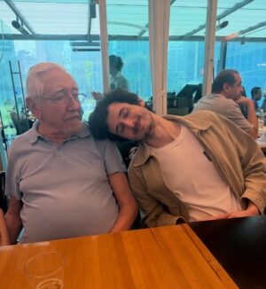 Marisa Orth Instagram - TEÓFILO 89
Spot, com neto, namorada, celebramos!!