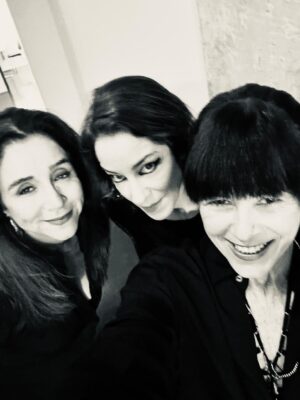 Marisa Orth Instagram - Últimos do ano.
Que lindeza encontrar essas duas divas, mais o igor Brasil, eo Zeli Silva , pra gente celebrar hoje e sempre o grande Belchior.
@karinabuhr
@tacianabarros
@igorbrasilmusic
@zelibassilva