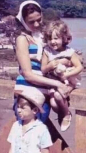 Marisa Orth Instagram - Dona Marllene . Minha mãe Deusa.
As fotos esmaecem, mas você cada vez mais presente, mais forte dentro de mim. Obrigada mãe linda.
Sigo te aniversariando.
♥️