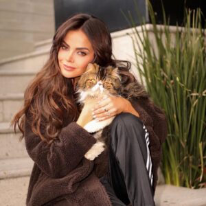 Marisol González Instagram - Gary y Perla 😻😽😸
Mis bebés 🫶🏻
🐈 Les dejo
5 datos curiosos sobre los gatos
1️⃣ Son sanadores
Perciben cuando estás bajita de energía y se acercan sin invadir.
No hacen ruido, solo acompañan… y eso calma más de lo que crees.
2️⃣ Su ronroneo relaja de verdad
No es solo tierno: su vibración ayuda a bajar el estrés y a sentirte en paz.
3️⃣ Limpian la energía del espacio
Por algo eligen ciertos rincones de la casa.
Ayudan a equilibrar el ambiente 🐾✨
4️⃣ Detectan cosas que no vemos
Escuchan y sienten mucho más que nosotros.
Por eso transmiten esa sensación de tranquilidad y protección.
5️⃣ Te eligen
Un gato no se queda por necesidad.
Si está contigo, es porque confía en ti