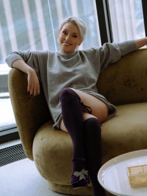 Mariya Kravchenko Instagram - В ожидании прекрасного✨ попробуете угадать, чего именно?
photo @aaneshka
muah @mua.sveta_