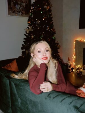 Mariya Kravchenko Instagram - В этом году я была хорошей примерной девочкой. Жду подарок под елкой☺️😈
photo @aaneshka
muah @mua.sveta_