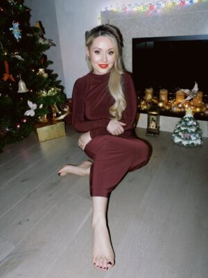 Mariya Kravchenko Instagram - В этом году я была хорошей примерной девочкой. Жду подарок под елкой☺️😈
photo @aaneshka
muah @mua.sveta_