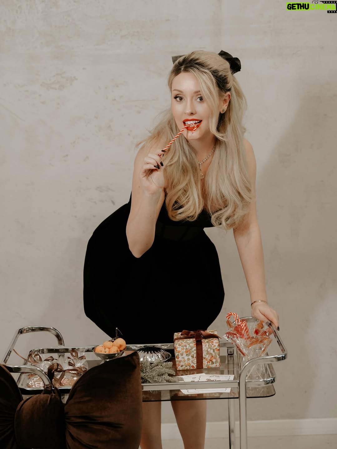 Mariya Kravchenko - 20.5K Likes - Я в предвкушении Нового года.. Жду чуда и селедку под шубой! Надеюсь, вы тоже!🔥✨🎄

корсет @miss_corset 
photo @aaneshka 
muah @mua.sveta_