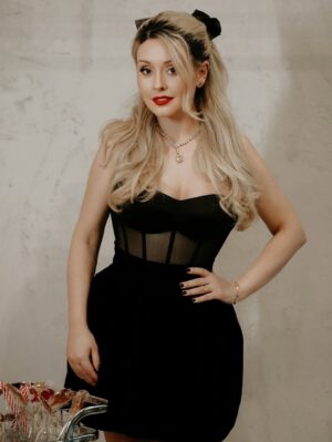 Mariya Kravchenko Instagram - Я в предвкушении Нового года.. Жду чуда и селедку под шубой! Надеюсь, вы тоже!🔥✨🎄
корсет @miss_corset
photo @aaneshka
muah @mua.sveta_