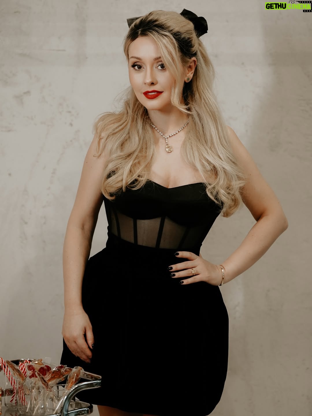Mariya Kravchenko - 20.5K Likes - Я в предвкушении Нового года.. Жду чуда и селедку под шубой! Надеюсь, вы тоже!🔥✨🎄

корсет @miss_corset 
photo @aaneshka 
muah @mua.sveta_
