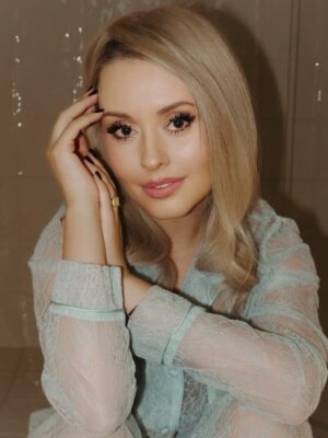 Mariya Kravchenko Instagram - My sweet 41🎂 Дорогой дневник. Получился такой спокойный день рождения, в который я ничего не делаю… только собираю ракушки на море. Получаю много поздравлений. Плачу от переполняемых эмоций. Мне нравится ☺️☺️❤️❤️❤️❤️❤️ Спасибо всем, что вы рядом!
P.S. Всех у кого тоже сегодня день рождения… с днем рождения🥂 чин-чин
photo @aaneshka
muah @mua.sveta_