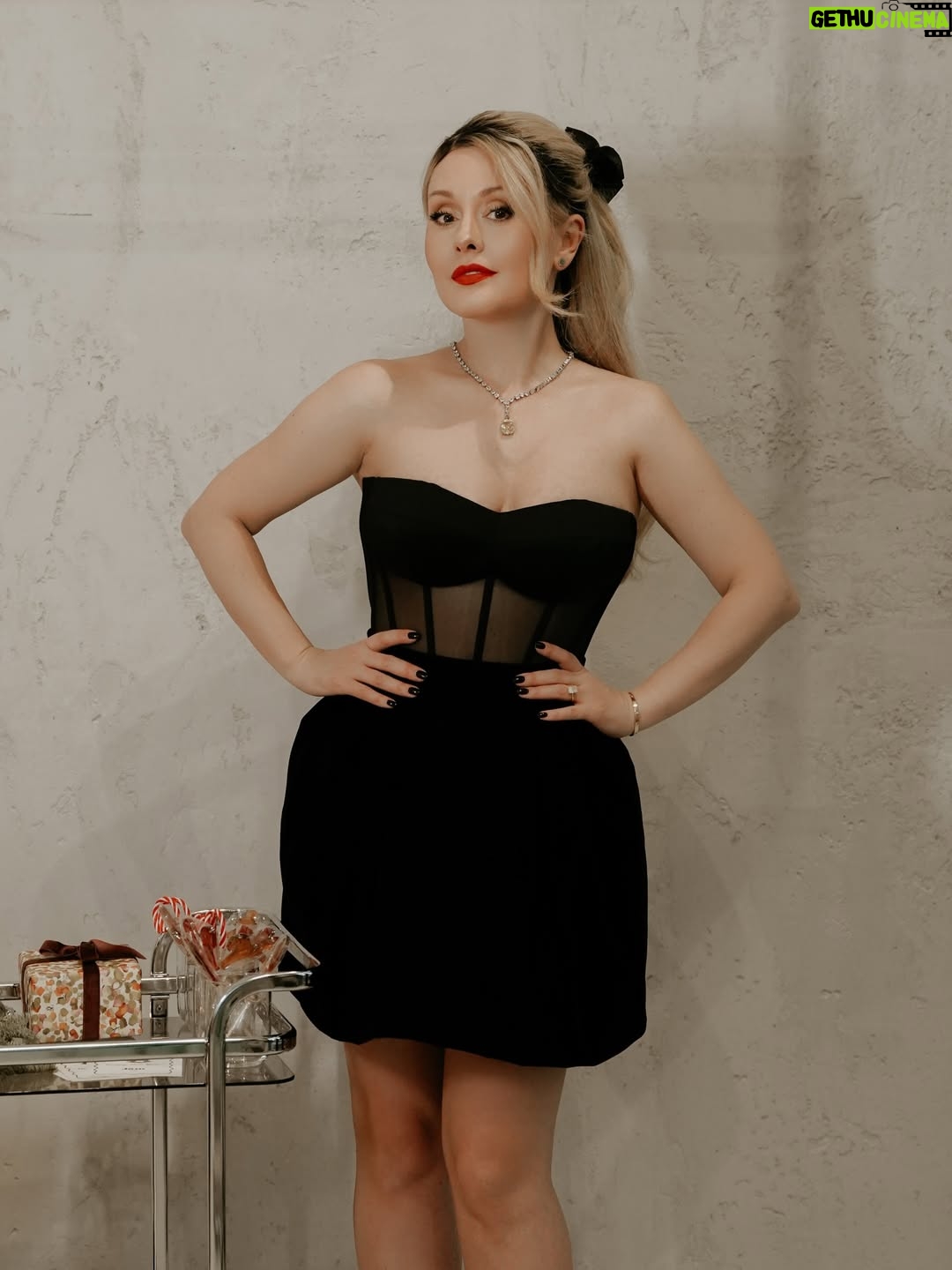 Mariya Kravchenko - 20.5K Likes - Я в предвкушении Нового года.. Жду чуда и селедку под шубой! Надеюсь, вы тоже!🔥✨🎄

корсет @miss_corset 
photo @aaneshka 
muah @mua.sveta_