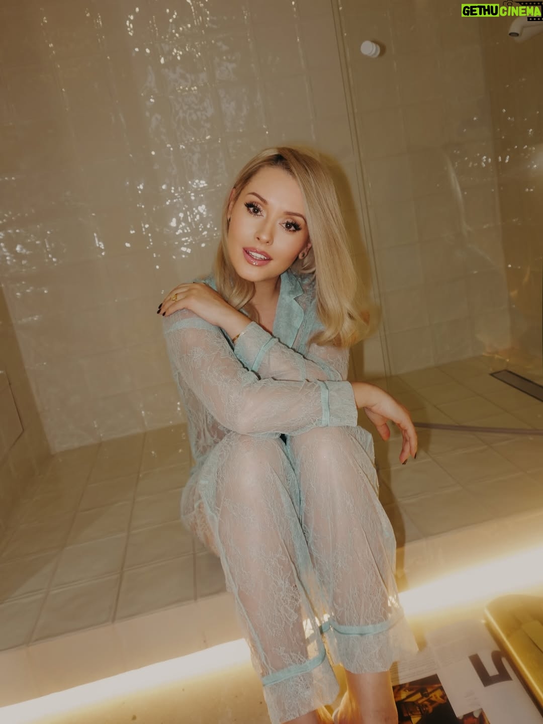 Mariya Kravchenko - 7.9K Likes - My sweet 41🎂 Дорогой дневник. Получился такой спокойный день рождения, в который я ничего не делаю… только собираю ракушки на море. Получаю много поздравлений. Плачу от переполняемых эмоций. Мне нравится ☺️☺️❤️❤️❤️❤️❤️ Спасибо всем, что вы рядом!

P.S. Всех у кого тоже сегодня день рождения… с днем рождения🥂 чин-чин

photo @aaneshka
muah @mua.sveta_