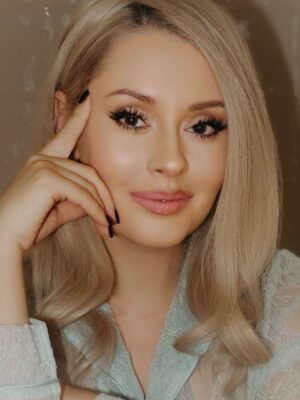 Mariya Kravchenko Instagram - My sweet 41🎂 Дорогой дневник. Получился такой спокойный день рождения, в который я ничего не делаю… только собираю ракушки на море. Получаю много поздравлений. Плачу от переполняемых эмоций. Мне нравится ☺️☺️❤️❤️❤️❤️❤️ Спасибо всем, что вы рядом!
P.S. Всех у кого тоже сегодня день рождения… с днем рождения🥂 чин-чин
photo @aaneshka
muah @mua.sveta_