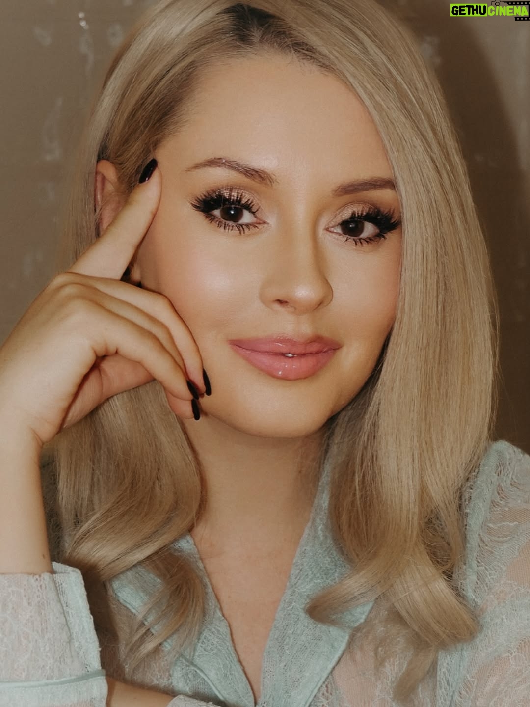 Mariya Kravchenko - 7.9K Likes - My sweet 41🎂 Дорогой дневник. Получился такой спокойный день рождения, в который я ничего не делаю… только собираю ракушки на море. Получаю много поздравлений. Плачу от переполняемых эмоций. Мне нравится ☺️☺️❤️❤️❤️❤️❤️ Спасибо всем, что вы рядом!

P.S. Всех у кого тоже сегодня день рождения… с днем рождения🥂 чин-чин

photo @aaneshka
muah @mua.sveta_