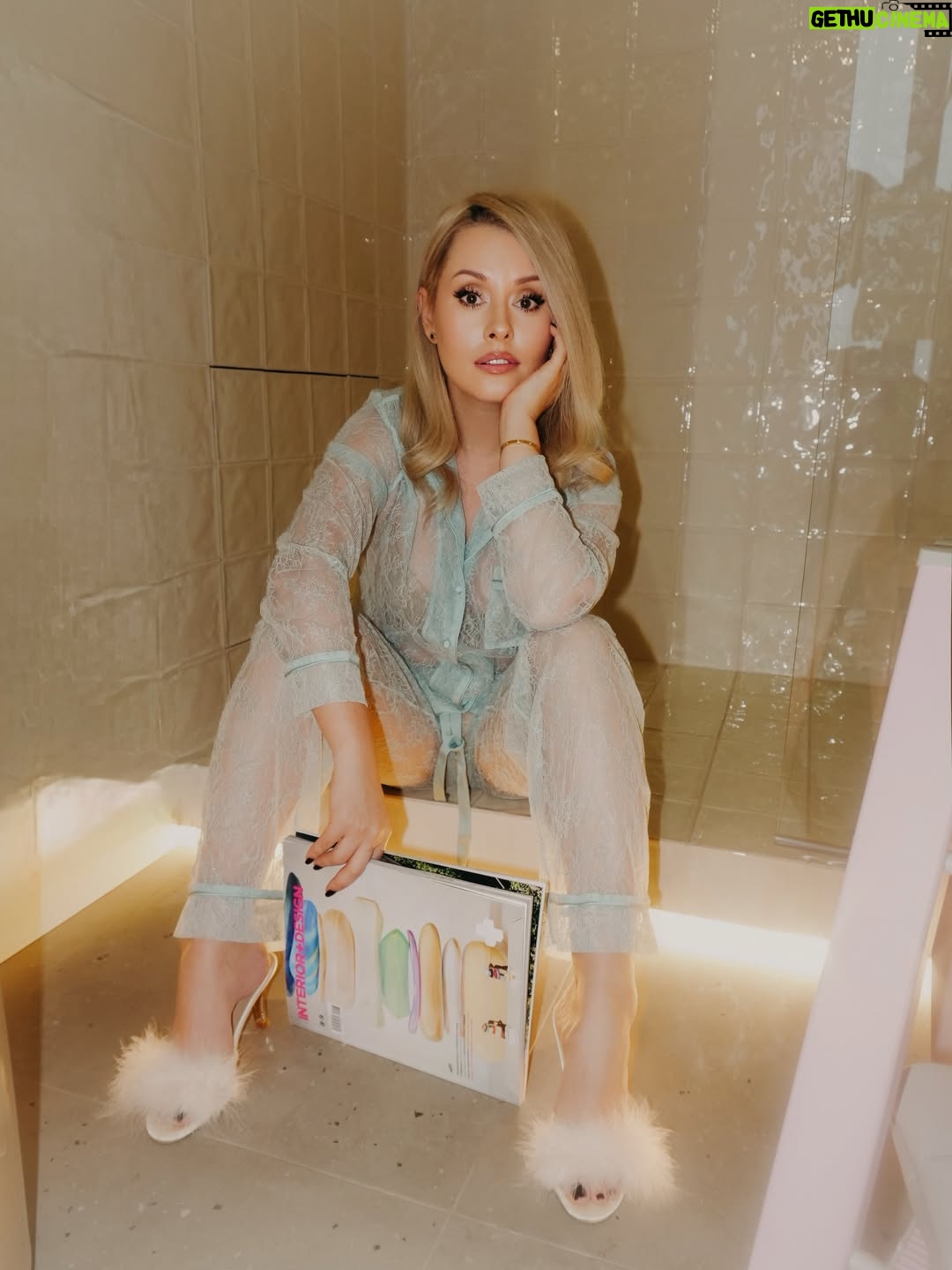 Mariya Kravchenko - 7.9K Likes - My sweet 41🎂 Дорогой дневник. Получился такой спокойный день рождения, в который я ничего не делаю… только собираю ракушки на море. Получаю много поздравлений. Плачу от переполняемых эмоций. Мне нравится ☺️☺️❤️❤️❤️❤️❤️ Спасибо всем, что вы рядом!

P.S. Всех у кого тоже сегодня день рождения… с днем рождения🥂 чин-чин

photo @aaneshka
muah @mua.sveta_