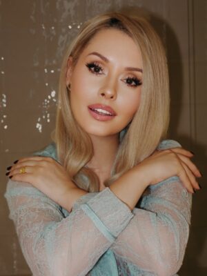 Mariya Kravchenko Instagram - My sweet 41🎂 Дорогой дневник. Получился такой спокойный день рождения, в который я ничего не делаю… только собираю ракушки на море. Получаю много поздравлений. Плачу от переполняемых эмоций. Мне нравится ☺️☺️❤️❤️❤️❤️❤️ Спасибо всем, что вы рядом!
P.S. Всех у кого тоже сегодня день рождения… с днем рождения🥂 чин-чин
photo @aaneshka
muah @mua.sveta_
