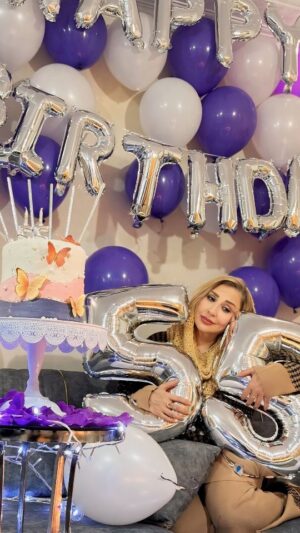 Marjaneh Golchin Instagram - 🎂🎁🥳
چه دلنواز اومدم 🤩
اما ،با ناز اومدم💃
شکوفه ریز اومدم 🌸🌸🌸🌸
اماااا،  زیادی اومدم( ۵۵ سال)😬
اخه، خودتون گفتین زود بیام😉
لحظه موعود بیام😊
خودتون گفتین دیر نکن 😏
هی مارو دلگیر نکن🤭
منم مرجانه شیرین 😊منم مرجانه دلدار❤️
واسه طرفدارام دلتنگ،🫠 واسه  طرفدارام  بی تاب🤒
واسه طرفدارام بی تااااااااااااااااااااااااااااااااااااااااب ههههههععع😲😲😲🚑🚑🚨وای نفس ندارم😲😨

ممنون از چهارتفنگدار عزیزم (عسل (دخترررر)❤️ نفس (جوجوم)❤️غزال (تیزپام) ❤️) پارسا (بششهه)❤️)

که مثل همیشه سوپرایزاشون فوق العاده بود🧿❤️❤️❤️❤️🧿

#مرجانه_گلچین #مرجانه_دلدار_گلچین #تولد #مهربونی #دوستی #رفاقت #سوپرایز #شگفتانه ##birthday #happybirthday #marjangolchin #4gun #fanpage
