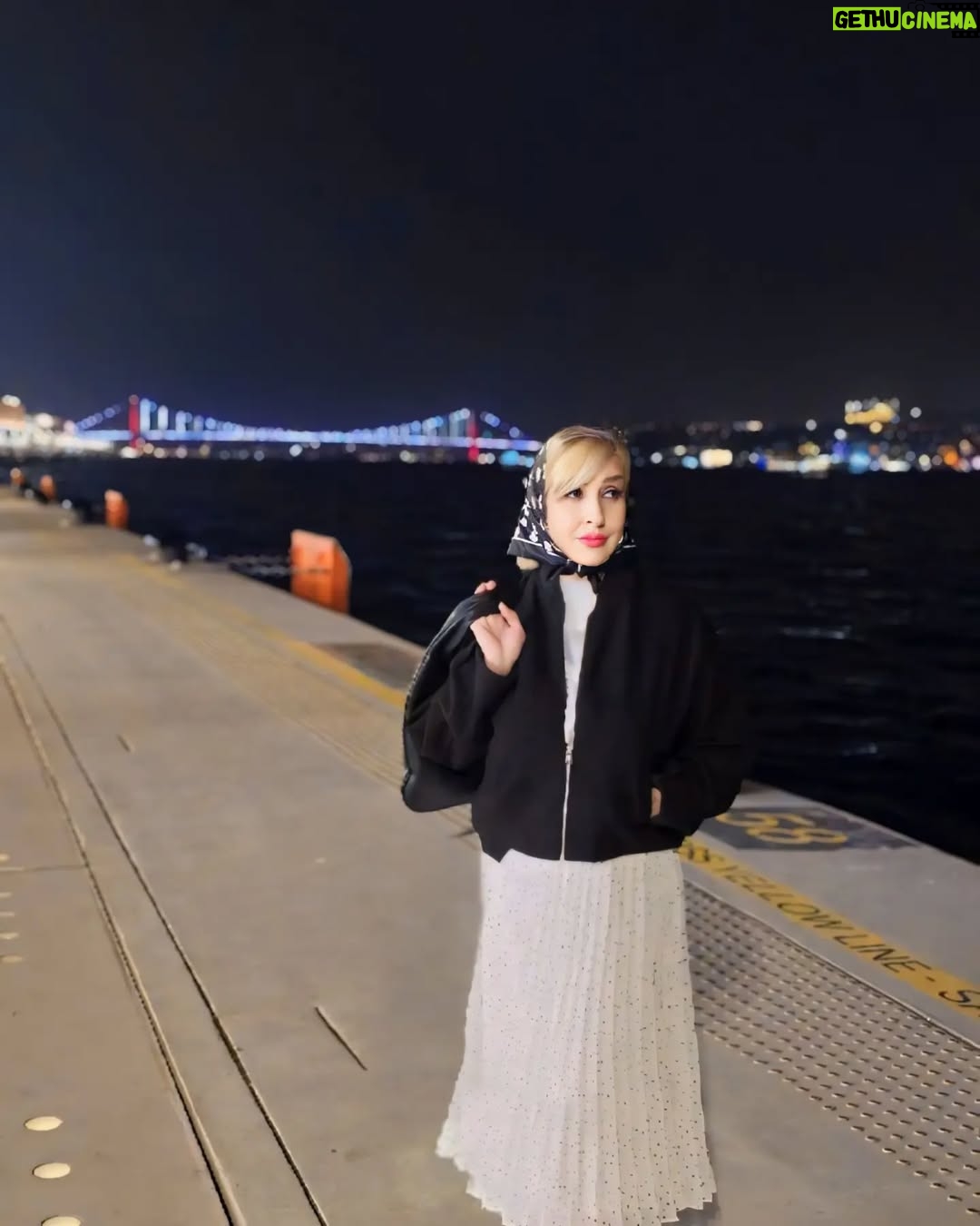 Marjaneh Golchin - 57.5K Likes - 🛳🌊
کم کم یاد می‌گیری؛
همه‌ی دردها ،
همه‌ی مشکلات ،
و همه‌ی از دست دادن‌ها بد نیست
درست شبیهِ واکسن؛
که اولش کمی می‌سوزانَد
ولی قوی‌ترت می‌کند 
#نرگس_صرافیان_طوفان‌🙏 
#از_دست_دادن#واکسن#میسوزاند#قوی_باش #از_هیچی_نترس #دلت_را_به_خدا_بسپار🌱🌿 
@marjanegolchin