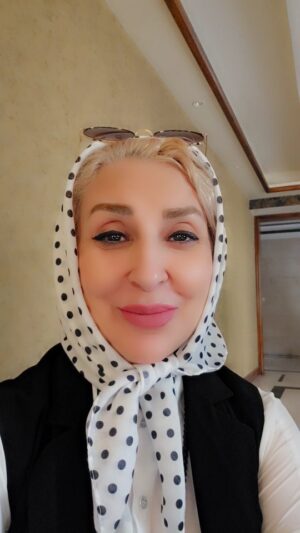 Marjaneh Golchin Instagram - 🫠دوستم داشته باش!
برای تمام وقت‌هایی که تنها بودم و کسی را نداشتم، دوستم داشته‌باش، برای تمام پاییزهایی که دلم می‌خواست و قدم نزدم، برای تمام حرف‌هایی که گوشی برای شنیدنشان نیافتم و برای تمامِ -می‌خواهم کنارم‌باشی‌-ها و -می‌خواهم بغلم‌کنی‌-هایی که نگفتم!
دوستم داشته‌باش! برای تمام فیلم‌هایی که تنهایی دیدم و کتاب‌هایی که تنهایی خواندم و موزیک‌هایی که تنهایی شنیدم و غروب‌هایی که تنهایی نگاه کردم.
دوستم داشته‌باش، برای تمام بارهایی که چهار شانه می‌خواست و تنهایی به دوش کشیدم، برای تمام جنگ‌هایی که تنهایی در خط مقدمشان ایستادم و برای تمام مشکلاتی که تنهایی از پسشان بر آمدم.
دوستم داشته باش، برای کودک معصوم و گوشه گیر درونم که مدت‌هاست هیچ شانه‌ی امنی برای پناه بردن و آغوش بی‌منتی برای گریستن نداشته.
من خیلی خسته‌ام، خیلی زخمی و ناامید از آدم‌ها و خیلی تنها.
دوستم داشته باش...
من همچنان دوستتان دارم❤️

#نرگس_صرافیان_طوفان

@narges_sarrafian_toofan🫠🫠🫠🫠🫠❤️
#دوست_داشته_شدن #دوستی_ناب #نیاز #انسان_امروز #خستگی #زخمی #نا_امیدی#شانه_امن#مرجانه_دلدار_گلچین_#مرجانه_گلچین