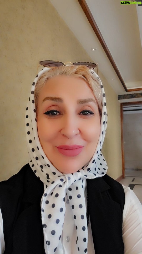 Marjaneh Golchin - 125.7K Likes - 🫠دوستم داشته باش!
برای تمام وقت‌هایی که تنها بودم و کسی را نداشتم، دوستم داشته‌باش، برای تمام پاییزهایی که دلم می‌خواست و قدم نزدم، برای تمام حرف‌هایی که گوشی برای شنیدنشان نیافتم و برای تمامِ -می‌خواهم کنارم‌باشی‌-ها و -می‌خواهم بغلم‌کنی‌-هایی که نگفتم!
دوستم داشته‌باش! برای تمام فیلم‌هایی که تنهایی دیدم و کتاب‌هایی که تنهایی خواندم و موزیک‌هایی که تنهایی شنیدم و غروب‌هایی که تنهایی نگاه کردم.
دوستم داشته‌باش، برای تمام بارهایی که چهار شانه می‌خواست و تنهایی به دوش کشیدم، برای تمام جنگ‌هایی که تنهایی در خط مقدمشان ایستادم و برای تمام مشکلاتی که تنهایی از پسشان بر آمدم.
دوستم داشته باش، برای کودک معصوم و گوشه گیر درونم که مدت‌هاست هیچ شانه‌ی امنی برای پناه بردن و آغوش بی‌منتی برای گریستن نداشته.
من خیلی خسته‌ام، خیلی زخمی و ناامید از آدم‌ها و خیلی تنها.
دوستم داشته باش...
من همچنان دوستتان دارم❤️

#نرگس_صرافیان_طوفان

@narges_sarrafian_toofan🫠🫠🫠🫠🫠❤️
#دوست_داشته_شدن #دوستی_ناب #نیاز #انسان_امروز #خستگی #زخمی #نا_امیدی#شانه_امن#مرجانه_دلدار_گلچین_#مرجانه_گلچین