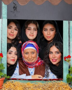 Marjaneh Golchin Instagram - « خونه‌ی مادربزرگه »

تلویزیون ناسیونال قدیمی درون جعبه‌ی تلویزیون، روی میز چوبی با پایه‌های منحنی و رو تلویزیونیِ  پارچه گل‌گلی که یه مثلث از تصویر رو می‌پوشوند ؛ عرق بعد از مدرسه و کیف مدرسه‌ی پاشیده شده وسط قالیچه ، شربتِ مامان و صدای هم زدن و سرگیجه‌ی یخ در سکنجبین…
مبهوت در تصویر تلویزیون و صدای «جانِ قربان» هنگامه‌ی مفید در شخصیت مادربزرگ ِ مرضیه‌ی برومند ، ترس ِ مخمل و چهره‌ی بی‌تفاوت هاپوکومار؛ 
صداهای دلنشین فاطمه معتمدآریا ، رضا بابک ، راضیه برومند ، بهرام شاه محمدلو و مریم سعادت…
سلیقه‌ی دهه‌ ۶۰ و اوایل دهه ۷۰ ، زندگی هزار قصه با غصه و شادی ، معجونی از غم و شادی و ترس امّا بدون اضطراب…!
خاطره‌هایی که ساختند
من را ، تو را ، جامعه را و ایران را…

و امروز هالووین بهانه‌‌ای‌ست برای نسل جدید تا با یادآوری خاطراتمان ، احساسی عمیق و مشترک بین همه‌ی انسان‌ها ایجاد کند…✨
مثل همان روح یکتای «مادربزرگ» در خانه‌ی مادربزرگه…

«خونه‌ی مادربزرگه» اثر زیبای مرضیه برومند و احمد بهبهانی با آهنگسازی فوق‌العاده‌ی بهرام دهقان‌یار و عروسک‌گردانی دلنشین ایرج طهماسب و حمید جبلی🌟
Beautiful actress:
@marjanegolchin 
Makeup artist:
@maryamrahnama__ 
Hairstyle:
@minanorozi_hairstyle 
Beauty salon:
@maryamrahnamabeauty 
Photography studio:
@falifilm 
Camerawomen & Videography:
@fatemeh_kooraei 
🌟
#هالووین #خونه_مادربزرگه #گریم #مرضیه_برومند #دهه۶۰ #نوستالژی #میکاپ #گریم_هالووین #سینما #مریم_رهنما #مرجانه_گلچین
#cinema #makeup #maryamrahnamabeauty #Halloween