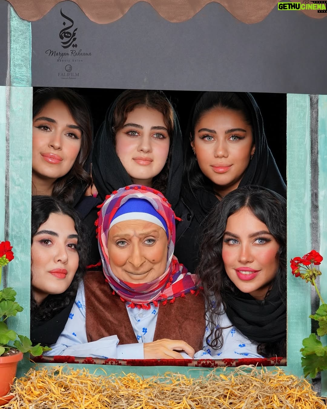 Marjaneh Golchin - 314.6K Likes - « خونه‌ی مادربزرگه »

تلویزیون ناسیونال قدیمی درون جعبه‌ی تلویزیون، روی میز چوبی با پایه‌های منحنی و رو تلویزیونیِ  پارچه گل‌گلی که یه مثلث از تصویر رو می‌پوشوند ؛ عرق بعد از مدرسه و کیف مدرسه‌ی پاشیده شده وسط قالیچه ، شربتِ مامان و صدای هم زدن و سرگیجه‌ی یخ در سکنجبین…
مبهوت در تصویر تلویزیون و صدای «جانِ قربان» هنگامه‌ی مفید در شخصیت مادربزرگ ِ مرضیه‌ی برومند ، ترس ِ مخمل و چهره‌ی بی‌تفاوت هاپوکومار؛ 
صداهای دلنشین فاطمه معتمدآریا ، رضا بابک ، راضیه برومند ، بهرام شاه محمدلو و مریم سعادت…
سلیقه‌ی دهه‌ ۶۰ و اوایل دهه ۷۰ ، زندگی هزار قصه با غصه و شادی ، معجونی از غم و شادی و ترس امّا بدون اضطراب…!
خاطره‌هایی که ساختند
من را ، تو را ، جامعه را و ایران را…

و امروز هالووین بهانه‌‌ای‌ست برای نسل جدید تا با یادآوری خاطراتمان ، احساسی عمیق و مشترک بین همه‌ی انسان‌ها ایجاد کند…✨
مثل همان روح یکتای «مادربزرگ» در خانه‌ی مادربزرگه…

«خونه‌ی مادربزرگه» اثر زیبای مرضیه برومند و احمد بهبهانی با آهنگسازی فوق‌العاده‌ی بهرام دهقان‌یار و عروسک‌گردانی دلنشین ایرج طهماسب و حمید جبلی🌟
Beautiful actress:
@marjanegolchin 
Makeup artist:
@maryamrahnama__ 
Hairstyle:
@minanorozi_hairstyle 
Beauty salon:
@maryamrahnamabeauty 
Photography studio:
@falifilm 
Camerawomen & Videography:
@fatemeh_kooraei 
🌟
#هالووین #خونه_مادربزرگه #گریم #مرضیه_برومند #دهه۶۰ #نوستالژی #میکاپ #گریم_هالووین #سینما #مریم_رهنما #مرجانه_گلچین
#cinema #makeup #maryamrahnamabeauty #Halloween