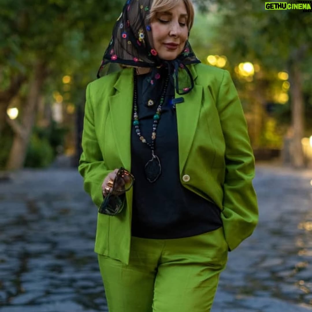 Marjaneh Golchin - 66.4K Likes - 🦋🌳🦋🌳🦋🌳
من خودِ معجزه‌ام!
زنده‌ماندنم،
دوام آوردنم،
کم نیاوردنم!
من حتی می‌خندم، نه لبخند، قهقهه!
از این معجزه تر؟!!!
#نرگس_صرافیان_طوفان 
لطفا مرا ورق بزنید😉📸👍
#من #زنده #دوام #کم #میخندم #لبخند #قهقهه #من_معجزه #مرجانه❤️ #مرجانه_دلدار_گلچین #مرجانه_گلچین
