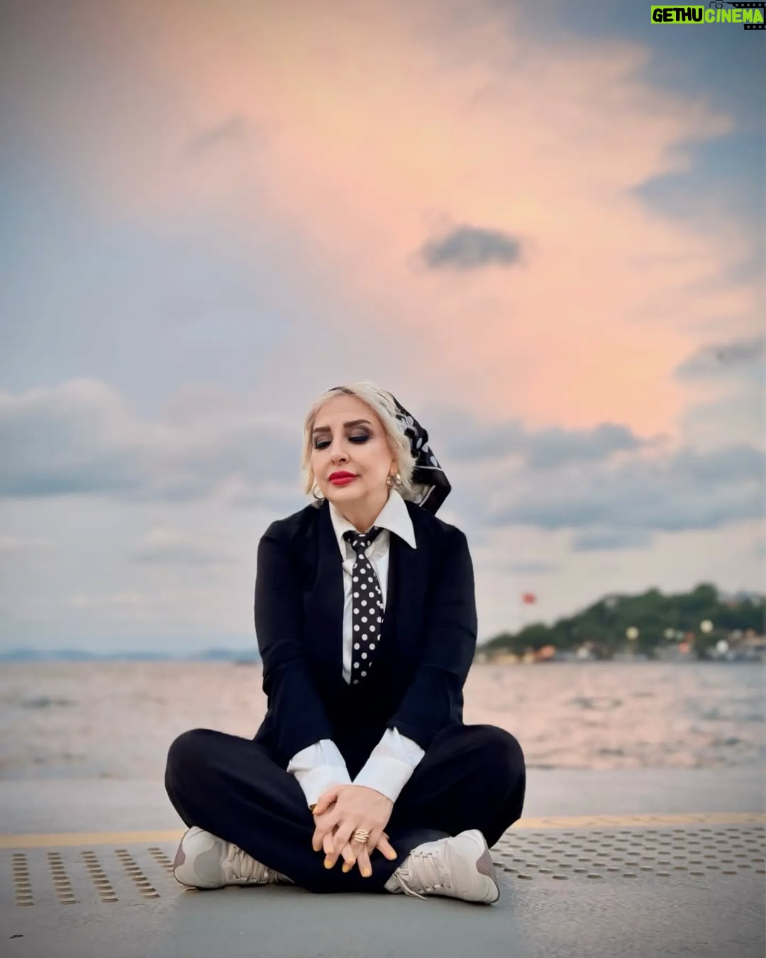 Marjaneh Golchin - 91.2K Likes - 🌊🌈👔
به سر اغازها اعتماد نکن
راست ترین سخن ها در لحظه های پایانی گفته میشود
#جبران_خليل_جبران 
@marjanegolchin 
#اعتماد #راستی #دروغ #سرآغاز #پایان #قلبتون_سبز_💚 #مرجانه_دلدار_گلچین #مرجانه_گلچین