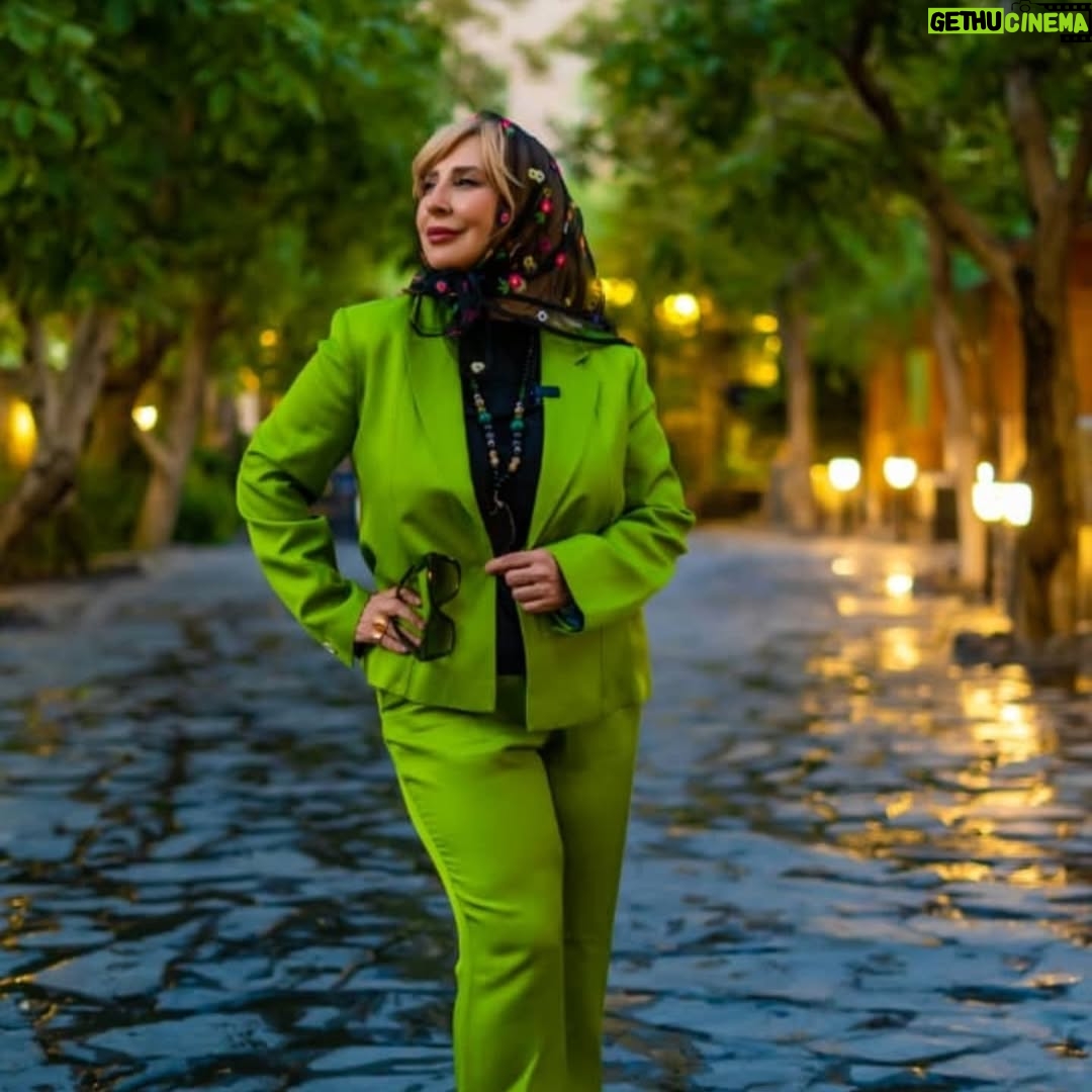Marjaneh Golchin - 66.4K Likes - 🦋🌳🦋🌳🦋🌳
من خودِ معجزه‌ام!
زنده‌ماندنم،
دوام آوردنم،
کم نیاوردنم!
من حتی می‌خندم، نه لبخند، قهقهه!
از این معجزه تر؟!!!
#نرگس_صرافیان_طوفان 
لطفا مرا ورق بزنید😉📸👍
#من #زنده #دوام #کم #میخندم #لبخند #قهقهه #من_معجزه #مرجانه❤️ #مرجانه_دلدار_گلچین #مرجانه_گلچین