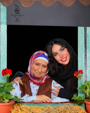 Marjaneh Golchin Instagram - « خونه‌ی مادربزرگه »

تلویزیون ناسیونال قدیمی درون جعبه‌ی تلویزیون، روی میز چوبی با پایه‌های منحنی و رو تلویزیونیِ  پارچه گل‌گلی که یه مثلث از تصویر رو می‌پوشوند ؛ عرق بعد از مدرسه و کیف مدرسه‌ی پاشیده شده وسط قالیچه ، شربتِ مامان و صدای هم زدن و سرگیجه‌ی یخ در سکنجبین…
مبهوت در تصویر تلویزیون و صدای «جانِ قربان» هنگامه‌ی مفید در شخصیت مادربزرگ ِ مرضیه‌ی برومند ، ترس ِ مخمل و چهره‌ی بی‌تفاوت هاپوکومار؛ 
صداهای دلنشین فاطمه معتمدآریا ، رضا بابک ، راضیه برومند ، بهرام شاه محمدلو و مریم سعادت…
سلیقه‌ی دهه‌ ۶۰ و اوایل دهه ۷۰ ، زندگی هزار قصه با غصه و شادی ، معجونی از غم و شادی و ترس امّا بدون اضطراب…!
خاطره‌هایی که ساختند
من را ، تو را ، جامعه را و ایران را…

و امروز هالووین بهانه‌‌ای‌ست برای نسل جدید تا با یادآوری خاطراتمان ، احساسی عمیق و مشترک بین همه‌ی انسان‌ها ایجاد کند…✨
مثل همان روح یکتای «مادربزرگ» در خانه‌ی مادربزرگه…

«خونه‌ی مادربزرگه» اثر زیبای مرضیه برومند و احمد بهبهانی با آهنگسازی فوق‌العاده‌ی بهرام دهقان‌یار و عروسک‌گردانی دلنشین ایرج طهماسب و حمید جبلی🌟
Beautiful actress:
@marjanegolchin 
Makeup artist:
@maryamrahnama__ 
Hairstyle:
@minanorozi_hairstyle 
Beauty salon:
@maryamrahnamabeauty 
Photography studio:
@falifilm 
Camerawomen & Videography:
@fatemeh_kooraei 
🌟
#هالووین #خونه_مادربزرگه #گریم #مرضیه_برومند #دهه۶۰ #نوستالژی #میکاپ #گریم_هالووین #سینما #مریم_رهنما #مرجانه_گلچین
#cinema #makeup #maryamrahnamabeauty #Halloween