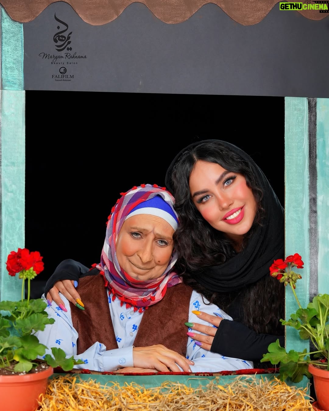 Marjaneh Golchin - 314.6K Likes - « خونه‌ی مادربزرگه »

تلویزیون ناسیونال قدیمی درون جعبه‌ی تلویزیون، روی میز چوبی با پایه‌های منحنی و رو تلویزیونیِ  پارچه گل‌گلی که یه مثلث از تصویر رو می‌پوشوند ؛ عرق بعد از مدرسه و کیف مدرسه‌ی پاشیده شده وسط قالیچه ، شربتِ مامان و صدای هم زدن و سرگیجه‌ی یخ در سکنجبین…
مبهوت در تصویر تلویزیون و صدای «جانِ قربان» هنگامه‌ی مفید در شخصیت مادربزرگ ِ مرضیه‌ی برومند ، ترس ِ مخمل و چهره‌ی بی‌تفاوت هاپوکومار؛ 
صداهای دلنشین فاطمه معتمدآریا ، رضا بابک ، راضیه برومند ، بهرام شاه محمدلو و مریم سعادت…
سلیقه‌ی دهه‌ ۶۰ و اوایل دهه ۷۰ ، زندگی هزار قصه با غصه و شادی ، معجونی از غم و شادی و ترس امّا بدون اضطراب…!
خاطره‌هایی که ساختند
من را ، تو را ، جامعه را و ایران را…

و امروز هالووین بهانه‌‌ای‌ست برای نسل جدید تا با یادآوری خاطراتمان ، احساسی عمیق و مشترک بین همه‌ی انسان‌ها ایجاد کند…✨
مثل همان روح یکتای «مادربزرگ» در خانه‌ی مادربزرگه…

«خونه‌ی مادربزرگه» اثر زیبای مرضیه برومند و احمد بهبهانی با آهنگسازی فوق‌العاده‌ی بهرام دهقان‌یار و عروسک‌گردانی دلنشین ایرج طهماسب و حمید جبلی🌟
Beautiful actress:
@marjanegolchin 
Makeup artist:
@maryamrahnama__ 
Hairstyle:
@minanorozi_hairstyle 
Beauty salon:
@maryamrahnamabeauty 
Photography studio:
@falifilm 
Camerawomen & Videography:
@fatemeh_kooraei 
🌟
#هالووین #خونه_مادربزرگه #گریم #مرضیه_برومند #دهه۶۰ #نوستالژی #میکاپ #گریم_هالووین #سینما #مریم_رهنما #مرجانه_گلچین
#cinema #makeup #maryamrahnamabeauty #Halloween