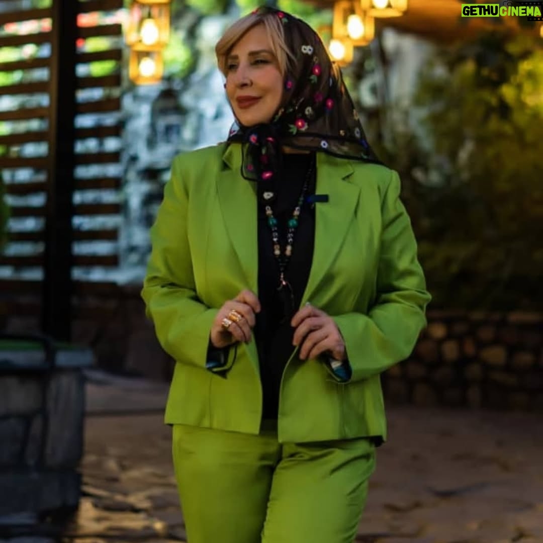 Marjaneh Golchin - 66.4K Likes - 🦋🌳🦋🌳🦋🌳
من خودِ معجزه‌ام!
زنده‌ماندنم،
دوام آوردنم،
کم نیاوردنم!
من حتی می‌خندم، نه لبخند، قهقهه!
از این معجزه تر؟!!!
#نرگس_صرافیان_طوفان 
لطفا مرا ورق بزنید😉📸👍
#من #زنده #دوام #کم #میخندم #لبخند #قهقهه #من_معجزه #مرجانه❤️ #مرجانه_دلدار_گلچین #مرجانه_گلچین