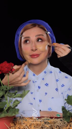 Marjaneh Golchin Instagram - « خونه‌ی مادربزرگه »

تلویزیون ناسیونال قدیمی درون جعبه‌ی تلویزیون، روی میز چوبی با پایه‌های منحنی و رو تلویزیونیِ  پارچه گل‌گلی که یه مثلث از تصویر رو می‌پوشوند ؛ عرق بعد از مدرسه و کیف مدرسه‌ی پاشیده شده وسط قالیچه ، شربتِ مامان و صدای هم زدن و سرگیجه‌ی یخ در سکنجبین…
مبهوت در تصویر تلویزیون و صدای «جانِ قربان» هنگامه‌ی مفید در شخصیت مادربزرگ ِ مرضیه‌ی برومند ، ترس ِ مخمل و چهره‌ی بی‌تفاوت هاپوکومار؛ 
صداهای دلنشین فاطمه معتمدآریا ، رضا بابک ، راضیه برومند ، بهرام شاه محمدلو و مریم سعادت…
سلیقه‌ی دهه‌ ۶۰ و اوایل دهه ۷۰ ، زندگی هزار قصه با غصه و شادی ، معجونی از غم و شادی و ترس امّا بدون اضطراب…!
خاطره‌هایی که ساختند
من را ، تو را ، جامعه را و ایران را…

و امروز هالووین بهانه‌‌ای‌ست برای نسل جدید تا با یادآوری خاطراتمان ، احساسی عمیق و مشترک بین همه‌ی انسان‌ها ایجاد کند…✨
مثل همان روح یکتای «مادربزرگ» در خانه‌ی مادربزرگه…

«خونه‌ی مادربزرگه» اثر زببای مرضیه برومند  و احمد بهبهانی با آهنگسازی فوق‌العاده‌ی بهرام دهقان‌یار و عروسک گردانی دلنشین ایرج طهماسب و حمید جبلی🌟

Beautiful actress: @marjanegolchin 

Makeup artist: @maryamrahnama__ 

Hairstylist: @minanorozi_hairstyle 

Beauty salon: @maryamrahnamabeauty 

Photography studio: @falifilm 

Camerawomen & Videography: @fatemeh_kooraei 

#هالووین #خونه_مادربزرگه #گریم #مرضیه_برومند #دهه۶۰ #نوستالژی #میکاپ #گریم_هالووین #سینما #مریم_رهنما #مرجانه_گلچین 
#cinema #makeup #maryamrahnamabeauty #Halloween