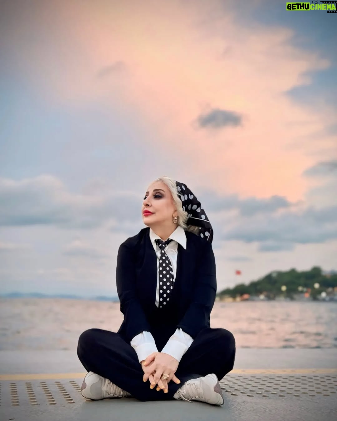 Marjaneh Golchin - 91.2K Likes - 🌊🌈👔
به سر اغازها اعتماد نکن
راست ترین سخن ها در لحظه های پایانی گفته میشود
#جبران_خليل_جبران 
@marjanegolchin 
#اعتماد #راستی #دروغ #سرآغاز #پایان #قلبتون_سبز_💚 #مرجانه_دلدار_گلچین #مرجانه_گلچین