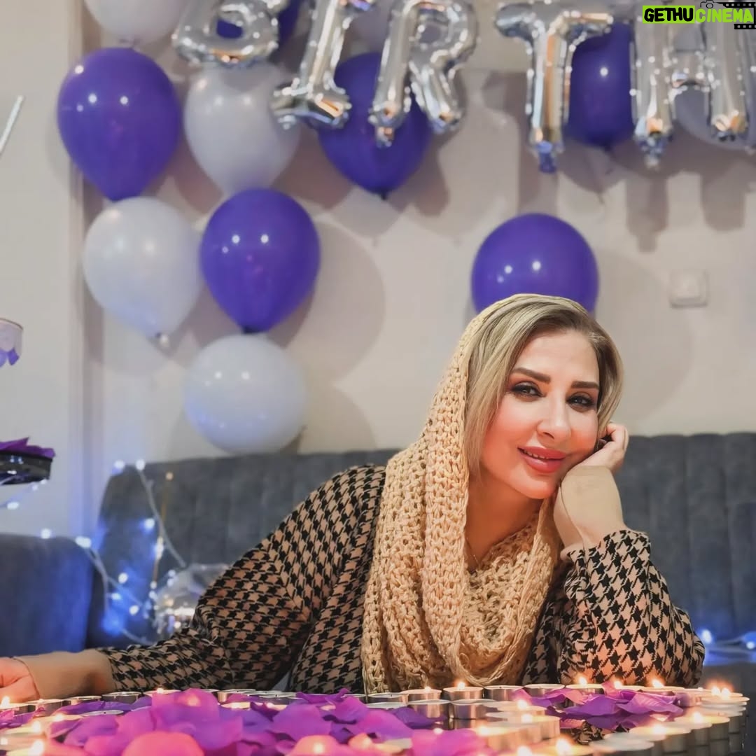 Marjaneh Golchin - 63.7K Likes - 🎂❤️❄️

زن ها وقتی میخندند،
انگار دنیا میخندد،
میگویید نه؟!
فکر کنید به خنده های مادرتان؛
مادرتان که میخندید، پدرتان مگر میتوانست نخندد؟!
جنس زن خوب است که خنده رو باشد،
دنیا به لبخندشان نیازمند است؛
زن بخندد،
تمام مردان وابسته به آن میخندند
آنها بلدند کاری کنند
تا پدر بخندد، برادر بخندد
عشق بخندد
تمام در و دیوار خانه بخندد
دنیا بخندد..(#سیما_امیرخانی)
#عکسها از عسل عزیزم❤️( لطفا ورق بزنید🙏)
#زن #زنان_قدرتمند #بخند #خنداندن_زیباترین_کار_دنیاست #شادی_را_منتشر_کنیم🌹😍#پدر #مادر #خانواده #عشق #مرجانه_دلدار_گلچین #مرجانه_گلچین
