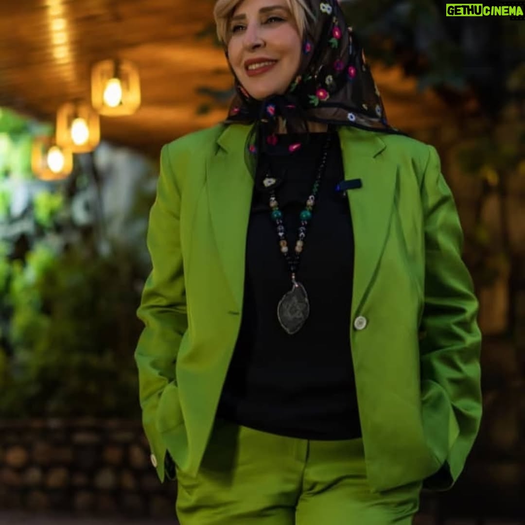 Marjaneh Golchin - 66.4K Likes - 🦋🌳🦋🌳🦋🌳
من خودِ معجزه‌ام!
زنده‌ماندنم،
دوام آوردنم،
کم نیاوردنم!
من حتی می‌خندم، نه لبخند، قهقهه!
از این معجزه تر؟!!!
#نرگس_صرافیان_طوفان 
لطفا مرا ورق بزنید😉📸👍
#من #زنده #دوام #کم #میخندم #لبخند #قهقهه #من_معجزه #مرجانه❤️ #مرجانه_دلدار_گلچین #مرجانه_گلچین