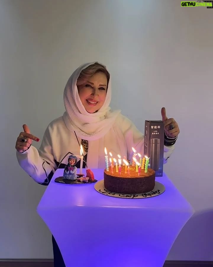 Marjaneh Golchin - 66.8K Likes - 🎂❤️💐
خوشبختی یعنی اینکه هنوز تولدت نرسیده  به بهانه یه دور همی کوچیک توسط دوستانت دعوت شی و یهو وسط مهمونی اهنگ تولدت مبارک پخش شه دوستات با کیک روشن و بادکنک از تو اشپزخونه  واست بخونن  تولدت مبارک ، تولدت مبارک و سوپرایز شی😁🎂👍
خداروشکر بابت همه داشته هام ،  بابت دوستان و دوستداران عزیزم ، که سرمایه های واقعیمن، اونهایی که تو بدترین روزهای زندگیم  دوستیشون به اندازه یه دنیا  واسم ارزشمندتر شد❤️ راسته که میگن ادمها رو توی روزهای سخت باید شناخت،😊👍 ممنون  از سولماز و الناز عزیزم دو خواهر مهربون بابت سوپرایزشون 🙏💐اقا احسان و مامان گلشون که کلی هنرمندن و کدبانو 👍💐 و میزبان ما بودند  و یه شب قشنگ و واسمون ساختند🙏از اقا محمد غزازانی، اقا یوسف مرادیان، اقا امیرفولادوند که واقعا اونشب تولدشون بود و مارو  با حضور گرمشون همراهی کردند🙏💐
لطفا ورق بزنید🙏
از همه چی ممنون💐🙏

#دوستی #محبت#رفاقت #زندگی#دوستی_با_خدا#دوستی_با_حیوانات #دوستی_با_طبیعت 
#روزهای_خوب #روزهای_سخت #روزهای_خوش_زندگی #تولد#خوشحال #اسفند_ماهی#مرجانه_دلدار_گلچین#مرجانه_گلچین 
@soliiimakeup 💐