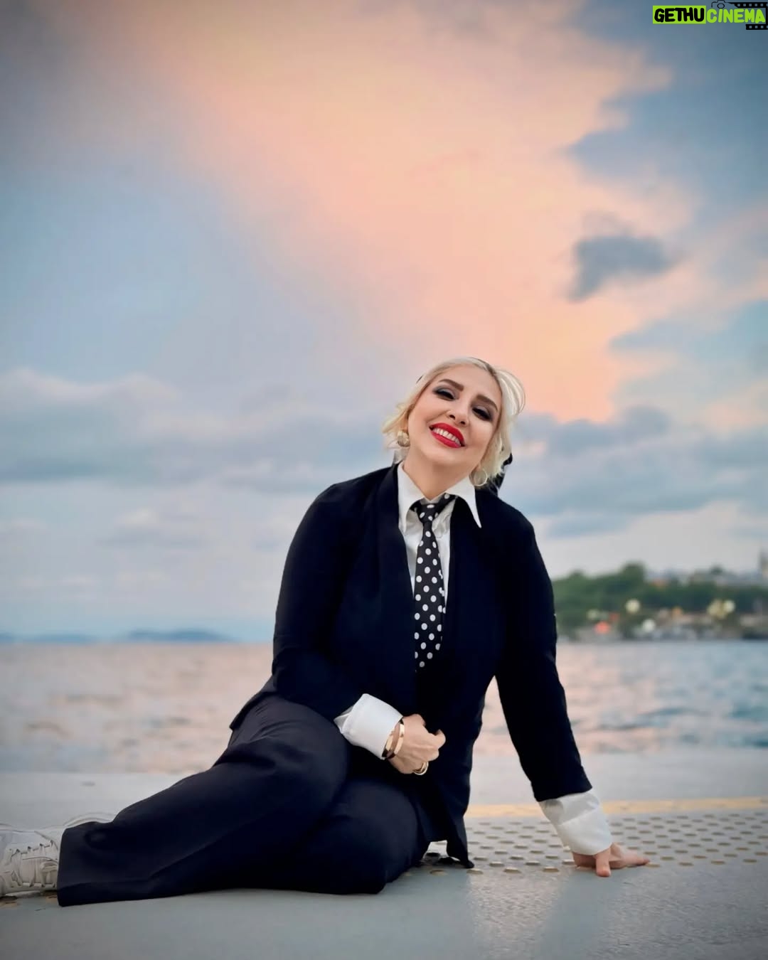 Marjaneh Golchin - 91.2K Likes - 🌊🌈👔
به سر اغازها اعتماد نکن
راست ترین سخن ها در لحظه های پایانی گفته میشود
#جبران_خليل_جبران 
@marjanegolchin 
#اعتماد #راستی #دروغ #سرآغاز #پایان #قلبتون_سبز_💚 #مرجانه_دلدار_گلچین #مرجانه_گلچین