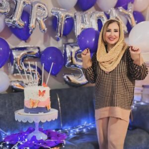 Marjaneh Golchin Instagram - 🎂❤️❄️

زن ها وقتی میخندند،
انگار دنیا میخندد،
میگویید نه؟!
فکر کنید به خنده های مادرتان؛
مادرتان که میخندید، پدرتان مگر میتوانست نخندد؟!
جنس زن خوب است که خنده رو باشد،
دنیا به لبخندشان نیازمند است؛
زن بخندد،
تمام مردان وابسته به آن میخندند
آنها بلدند کاری کنند
تا پدر بخندد، برادر بخندد
عشق بخندد
تمام در و دیوار خانه بخندد
دنیا بخندد..(#سیما_امیرخانی)
#عکسها از عسل عزیزم❤️( لطفا ورق بزنید🙏)
#زن #زنان_قدرتمند #بخند #خنداندن_زیباترین_کار_دنیاست #شادی_را_منتشر_کنیم🌹😍#پدر #مادر #خانواده #عشق #مرجانه_دلدار_گلچین #مرجانه_گلچین