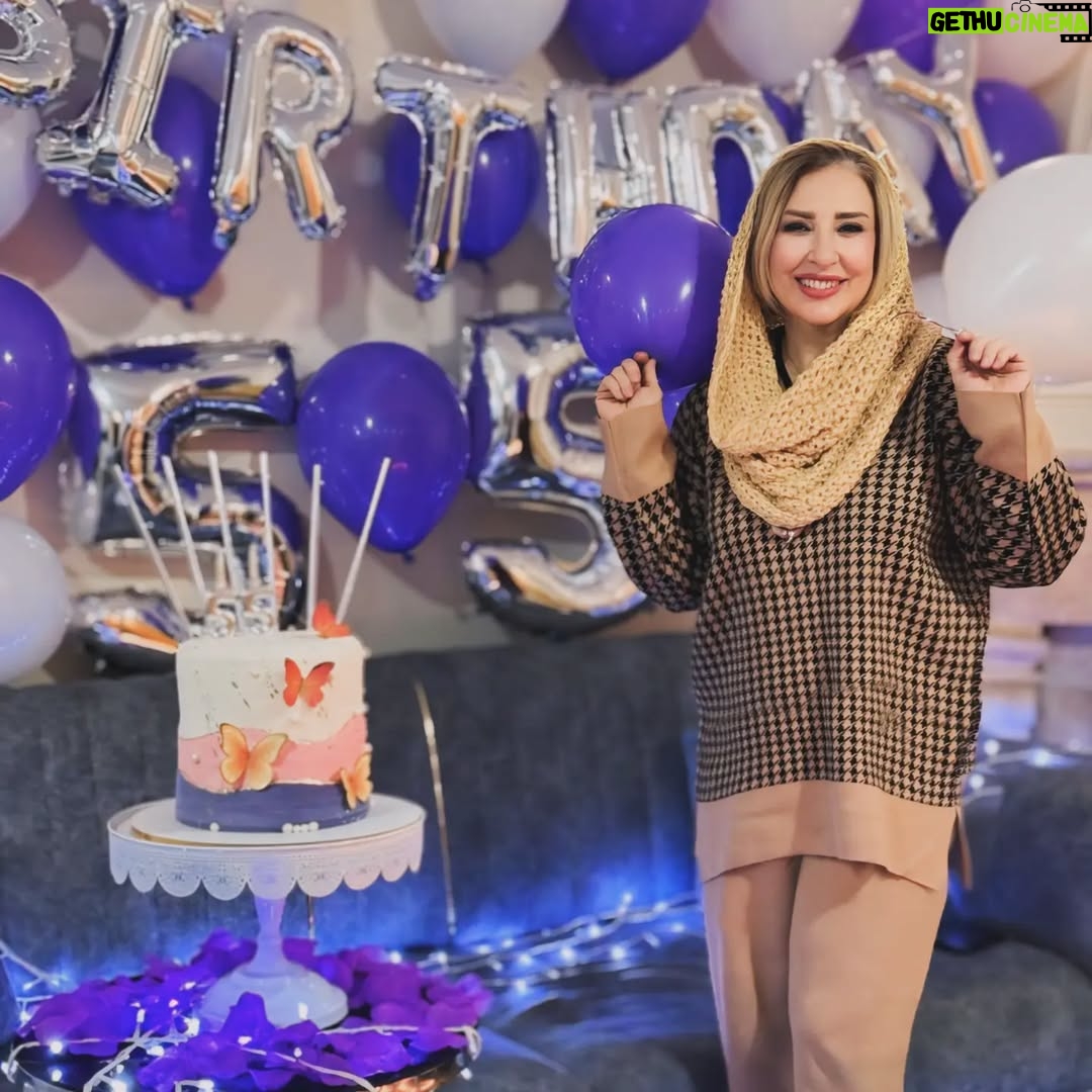 Marjaneh Golchin - 63.7K Likes - 🎂❤️❄️

زن ها وقتی میخندند،
انگار دنیا میخندد،
میگویید نه؟!
فکر کنید به خنده های مادرتان؛
مادرتان که میخندید، پدرتان مگر میتوانست نخندد؟!
جنس زن خوب است که خنده رو باشد،
دنیا به لبخندشان نیازمند است؛
زن بخندد،
تمام مردان وابسته به آن میخندند
آنها بلدند کاری کنند
تا پدر بخندد، برادر بخندد
عشق بخندد
تمام در و دیوار خانه بخندد
دنیا بخندد..(#سیما_امیرخانی)
#عکسها از عسل عزیزم❤️( لطفا ورق بزنید🙏)
#زن #زنان_قدرتمند #بخند #خنداندن_زیباترین_کار_دنیاست #شادی_را_منتشر_کنیم🌹😍#پدر #مادر #خانواده #عشق #مرجانه_دلدار_گلچین #مرجانه_گلچین
