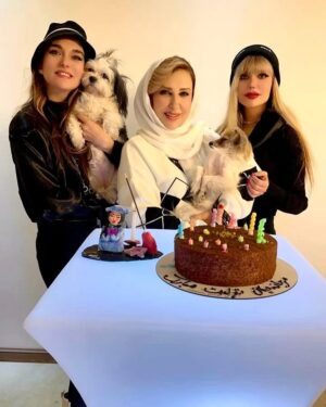 Marjaneh Golchin Instagram - 🎂❤️💐
خوشبختی یعنی اینکه هنوز تولدت نرسیده  به بهانه یه دور همی کوچیک توسط دوستانت دعوت شی و یهو وسط مهمونی اهنگ تولدت مبارک پخش شه دوستات با کیک روشن و بادکنک از تو اشپزخونه  واست بخونن  تولدت مبارک ، تولدت مبارک و سوپرایز شی😁🎂👍
خداروشکر بابت همه داشته هام ،  بابت دوستان و دوستداران عزیزم ، که سرمایه های واقعیمن، اونهایی که تو بدترین روزهای زندگیم  دوستیشون به اندازه یه دنیا  واسم ارزشمندتر شد❤️ راسته که میگن ادمها رو توی روزهای سخت باید شناخت،😊👍 ممنون  از سولماز و الناز عزیزم دو خواهر مهربون بابت سوپرایزشون 🙏💐اقا احسان و مامان گلشون که کلی هنرمندن و کدبانو 👍💐 و میزبان ما بودند  و یه شب قشنگ و واسمون ساختند🙏از اقا محمد غزازانی، اقا یوسف مرادیان، اقا امیرفولادوند که واقعا اونشب تولدشون بود و مارو  با حضور گرمشون همراهی کردند🙏💐
لطفا ورق بزنید🙏
از همه چی ممنون💐🙏

#دوستی #محبت#رفاقت #زندگی#دوستی_با_خدا#دوستی_با_حیوانات #دوستی_با_طبیعت 
#روزهای_خوب #روزهای_سخت #روزهای_خوش_زندگی #تولد#خوشحال #اسفند_ماهی#مرجانه_دلدار_گلچین#مرجانه_گلچین 
@soliiimakeup 💐